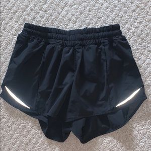 Lulu lemon Hotty Hot short II 2.5”